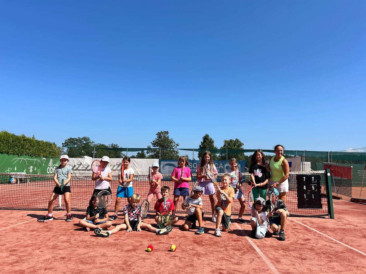 Der Hort war zu Besuch am Tennisplatz